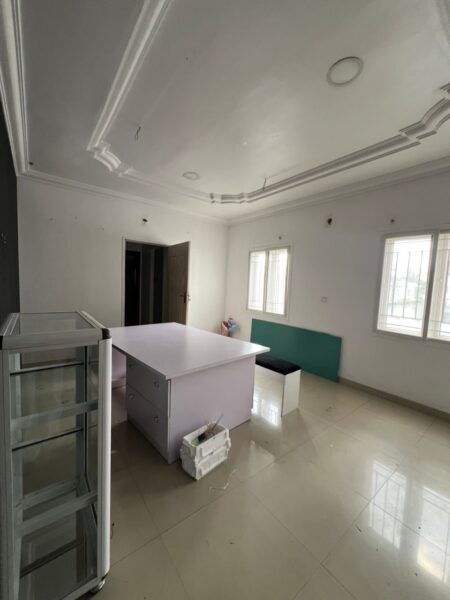 Office/Shop for rent in Lekki