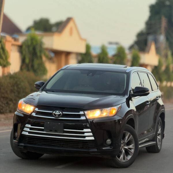 Toyota Highlander XLE 2015 for Sale in Nigeria – Foreign Used 3 Row SUV, Full Option (Distress Sale)