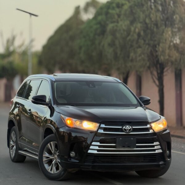Toyota Highlander XLE 2015 for Sale in Nigeria – Foreign Used 3 Row SUV, Full Option (Distress Sale)
