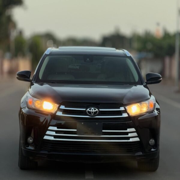 Toyota Highlander XLE 2015 for Sale in Nigeria – Foreign Used 3 Row SUV, Full Option (Distress Sale)
