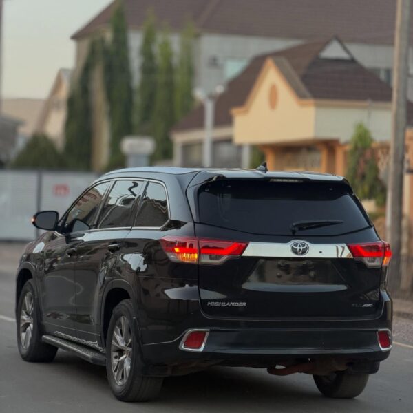 Toyota Highlander XLE 2015 for Sale in Nigeria – Foreign Used 3 Row SUV, Full Option (Distress Sale)