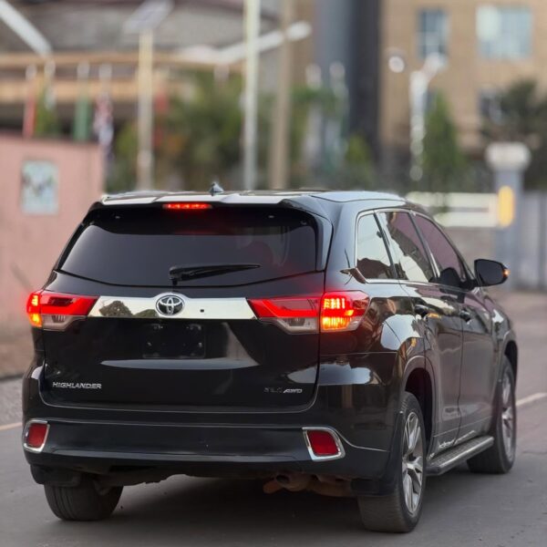 Toyota Highlander XLE 2015 for Sale in Nigeria – Foreign Used 3 Row SUV, Full Option (Distress Sale)
