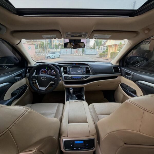 Toyota Highlander XLE 2015 for Sale in Nigeria – Foreign Used 3 Row SUV, Full Option (Distress Sale)