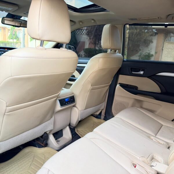 Toyota Highlander XLE 2015 for Sale in Nigeria – Foreign Used 3 Row SUV, Full Option (Distress Sale)