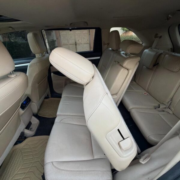 Toyota Highlander XLE 2015 for Sale in Nigeria – Foreign Used 3 Row SUV, Full Option (Distress Sale)