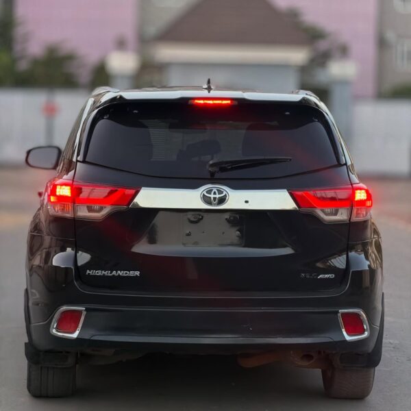 Toyota Highlander XLE 2015 for Sale in Nigeria – Foreign Used 3 Row SUV, Full Option (Distress Sale)