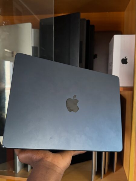 Apple MacBook Air M2 (2022) – 16GB RAM, 512GB SSD (MDM)