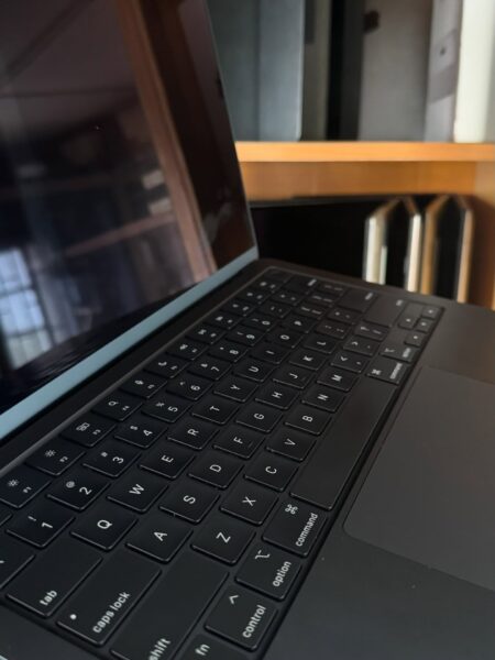 Apple MacBook Air M2 (2022) – 16GB RAM, 512GB SSD (MDM)