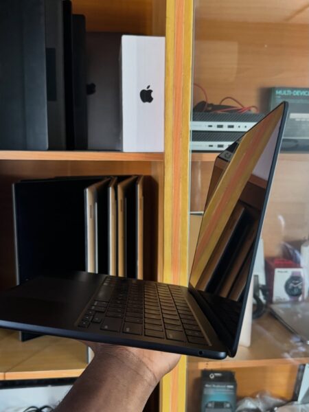 Apple MacBook Air M2 (2022) – 16GB RAM, 512GB SSD (MDM)